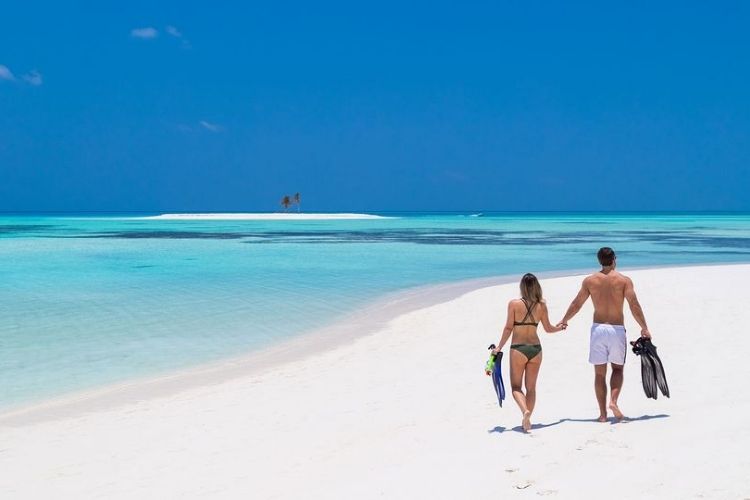 couples going to snorkel at maldives resort innahura