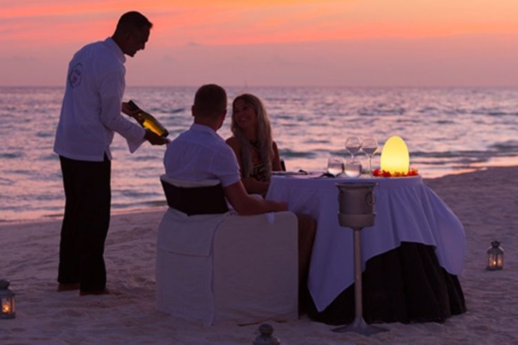 romantic beach dinner at maldives resort meeru island resort and spa