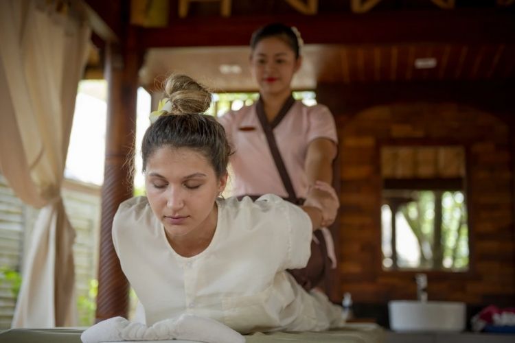 person getting a massage at Araamu Spa in Paradise Island Resort