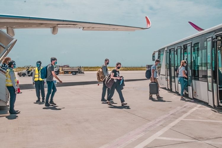 tourist arrivals to maldives boarding to bus