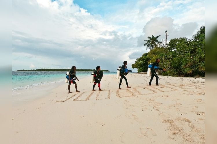 Scuba Schools International divers in Maldives