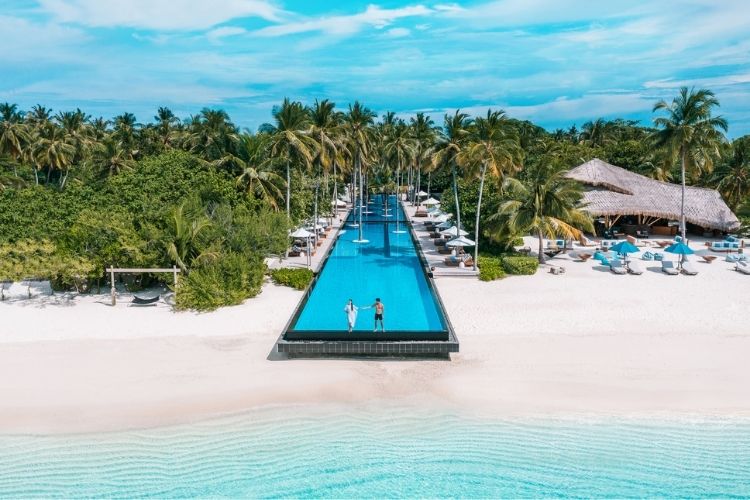 pool at Fairmont Maldives sirru fen fushi