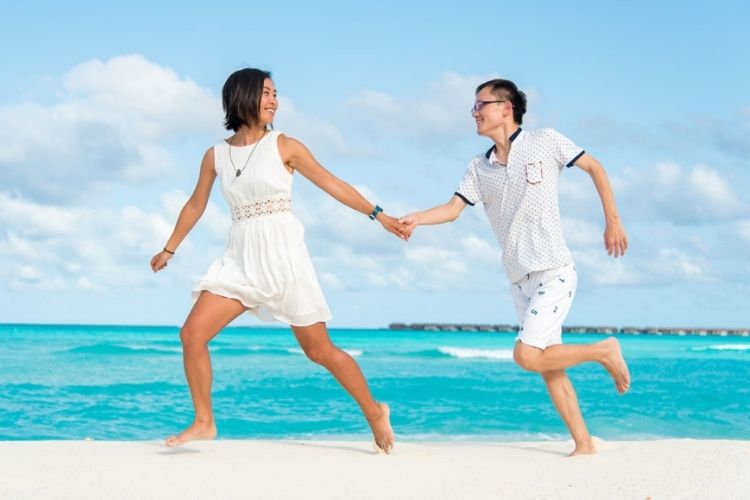 romantic couple ay Hideaway Maldives