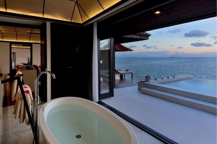 Lily Beach Resort bath tub