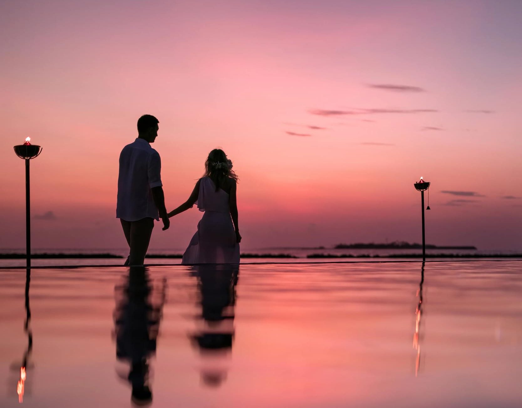 The Nautilus Maldives : couple at sunset